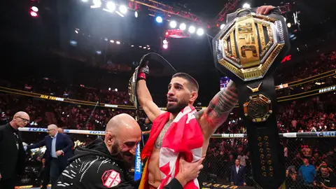 Ilia Topuria levanta los brazos con sus dos cinturones de la UFC Ilia Topuria levanta los brazos con sus dos cinturones de la UFC