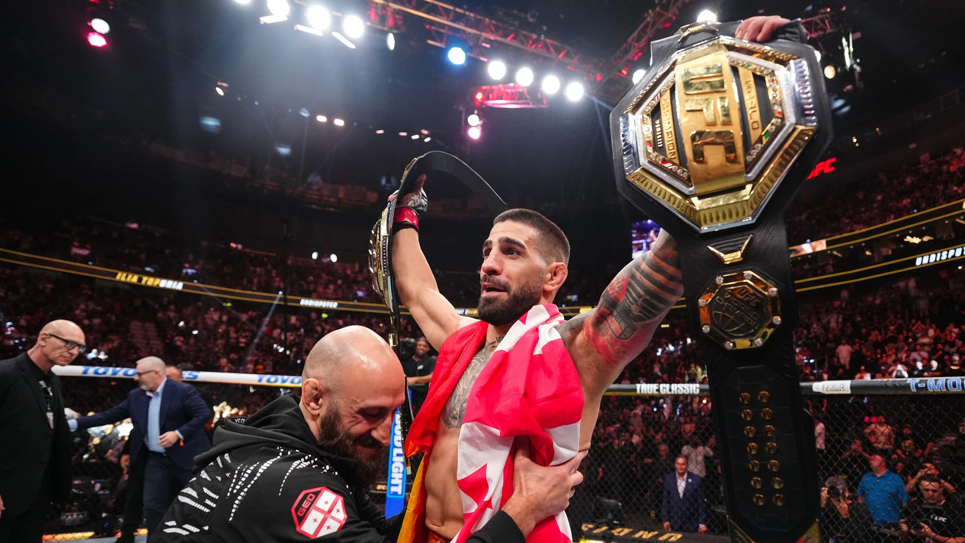 Ilia Topuria levanta los brazos con sus dos cinturones de la UFC Ilia Topuria levanta los brazos con sus dos cinturones de la UFC