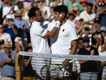 Alcaraz y Fognini se abrazan tras su partido en Wimbledon