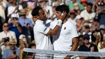 Alcaraz y Fognini se abrazan tras su partido en Wimbledon