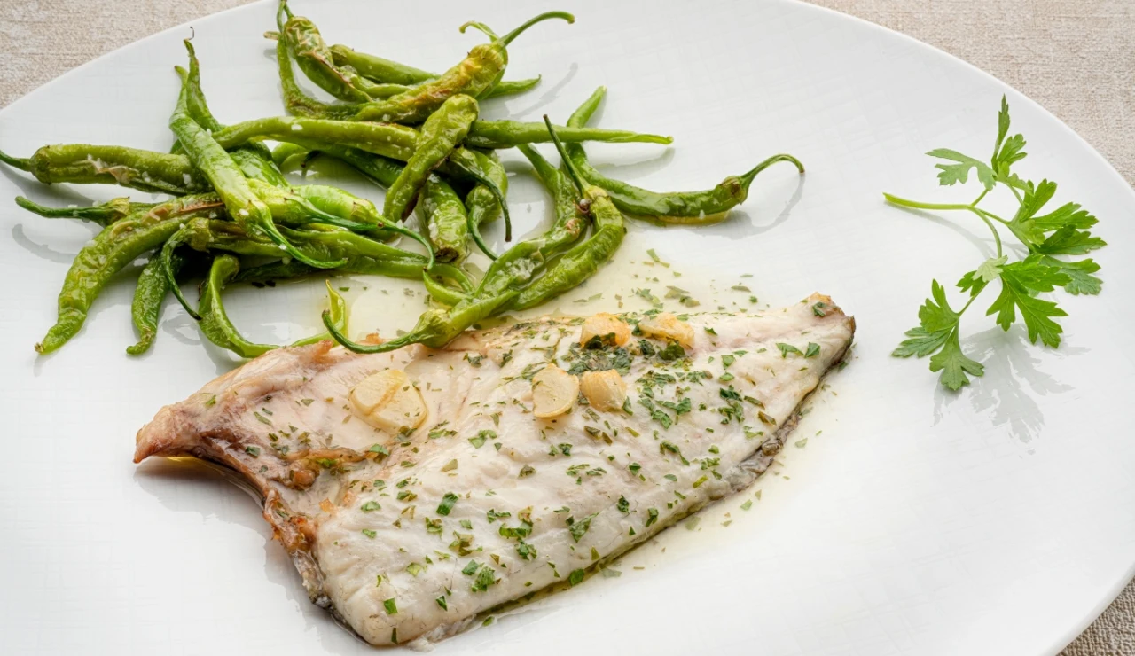 Dorada con refrito y guindillas fritas