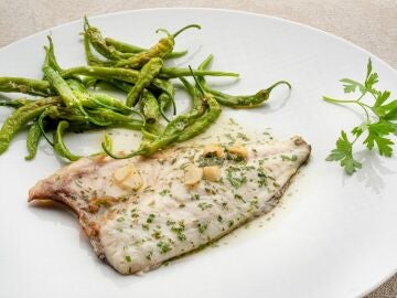 Dorada con refrito y guindillas fritas