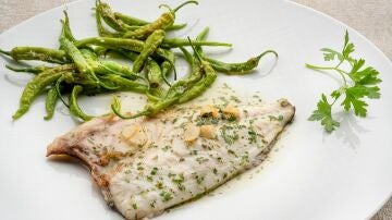 Dorada con refrito y guindillas fritas