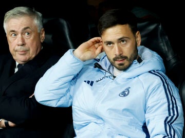 Davide Ancelotti, junto a Carlo Ancelotti en un partido del Real Madrid