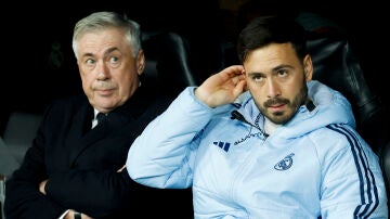 Davide Ancelotti, junto a Carlo Ancelotti en un partido del Real Madrid