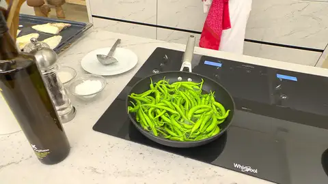 Calienta una sartén con abundante aceite, agrega las guindillas y fríelas a tu gusto Calienta una sartén con abundante aceite, agrega las guindillas y fríelas a tu gusto