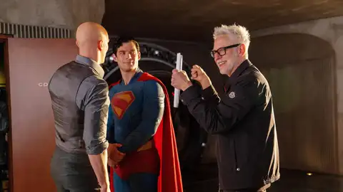 Nicholas Hoult como Lex Luthor, David Corenswet como Superman y el director James Gunn rodando Nicholas Hoult como Lex Luthor, David Corenswet como Superman y el director James Gunn rodando