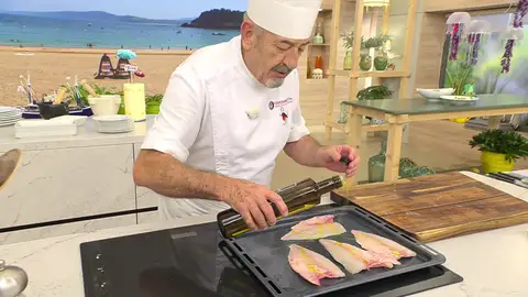 Coloca los lomos dejando la parte de la piel en contacto con la bandeja Coloca los lomos dejando la parte de la piel en contacto con la bandeja