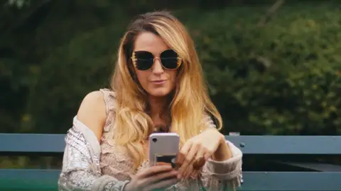 Blake Lively canalizando a Serena Van der Woodsen Blake Lively canalizando a Serena Van der Woodsen