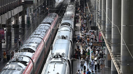 Varios usuarios caminan por los andenes de la Estaci&oacute;n de Atocha, en Madrid