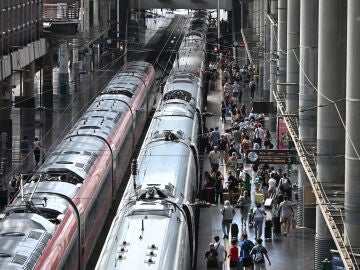 Varios usuarios caminan por los andenes de la Estación de Atocha, en Madrid