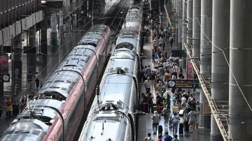 Varios usuarios caminan por los andenes de la Estación de Atocha, en Madrid