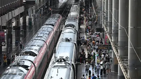 Varios usuarios caminan por los andenes de la Estación de Atocha, en Madrid Varios usuarios caminan por los andenes de la Estación de Atocha, en Madrid
