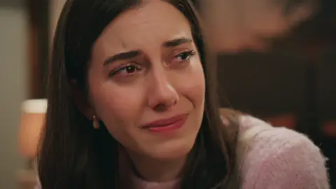 Lo que no viste antes del beso: Kaya rechazó a Suna y ella quiso marcharse avergonzada Lo que no viste antes del beso: Kaya rechazó a Suna y ella quiso marcharse avergonzada
