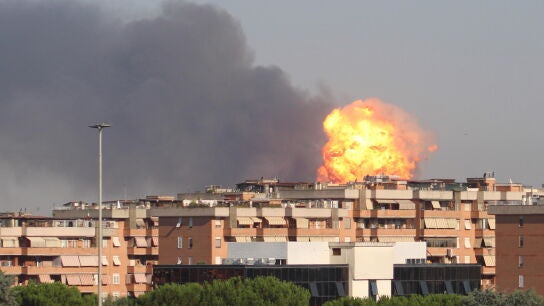 Incendio y humo tras una explosi&oacute;n en una gasolinera en via dei Gordiani, en Roma,