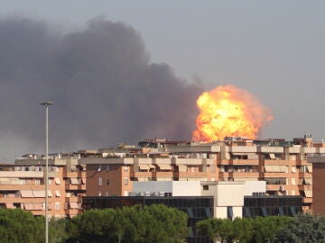 Incendio y humo tras una explosión en una gasolinera en via dei Gordiani, en Roma,