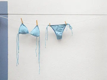 Bikini azul tendido Bikini azul tendido