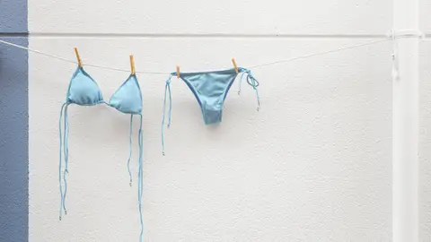 Bikini azul tendido Bikini azul tendido