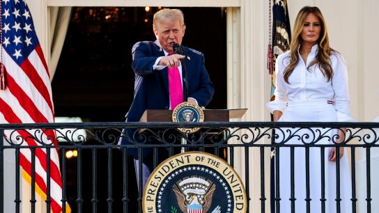 El presidente de los Estados Unidos, Donald J. Trump, con la primera dama Melania Trump, pronuncia un discurso en el picnic familiar militar del D&iacute;a de la Independencia en el jard&iacute;n sur de la Casa Blanca en Washington DC, el 4 de julio de 2025.