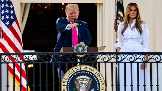 El presidente de los Estados Unidos, Donald J. Trump, con la primera dama Melania Trump, pronuncia un discurso en el picnic familiar militar del Día de la Independencia en el jardín sur de la Casa Blanca en Washington DC, el 4 de julio de 2025. El presidente de los Estados Unidos, Donald J. Trump, con la primera dama Melania Trump, pronuncia un discurso en el picnic familiar militar del Día de la Independencia en el jardín sur de la Casa Blanca en Washington DC, el 4 de julio de 2025.