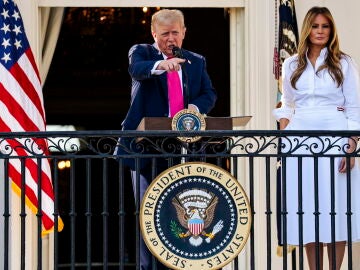 El presidente de los Estados Unidos, Donald J. Trump, con la primera dama Melania Trump, pronuncia un discurso en el picnic familiar militar del Día de la Independencia en el jardín sur de la Casa Blanca en Washington DC, el 4 de julio de 2025.