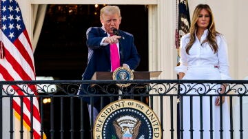 El presidente de los Estados Unidos, Donald J. Trump, con la primera dama Melania Trump, pronuncia un discurso en el picnic familiar militar del Día de la Independencia en el jardín sur de la Casa Blanca en Washington DC, el 4 de julio de 2025.