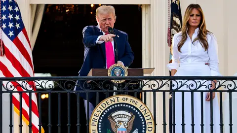 El presidente de los Estados Unidos, Donald J. Trump, con la primera dama Melania Trump, pronuncia un discurso en el picnic familiar militar del Día de la Independencia en el jardín sur de la Casa Blanca en Washington DC, el 4 de julio de 2025. El presidente de los Estados Unidos, Donald J. Trump, con la primera dama Melania Trump, pronuncia un discurso en el picnic familiar militar del Día de la Independencia en el jardín sur de la Casa Blanca en Washington DC, el 4 de julio de 2025.