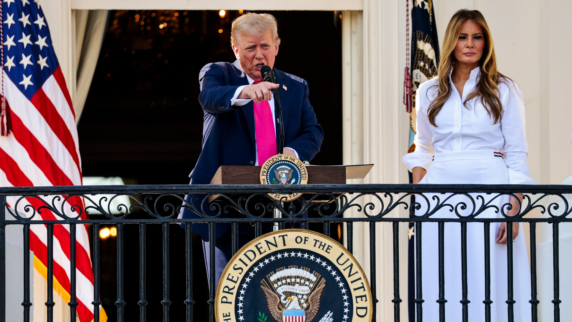 El presidente de los Estados Unidos, Donald J. Trump, con la primera dama Melania Trump, pronuncia un discurso en el picnic familiar militar del Día de la Independencia en el jardín sur de la Casa Blanca en Washington DC, el 4 de julio de 2025. El presidente de los Estados Unidos, Donald J. Trump, con la primera dama Melania Trump, pronuncia un discurso en el picnic familiar militar del Día de la Independencia en el jardín sur de la Casa Blanca en Washington DC, el 4 de julio de 2025.