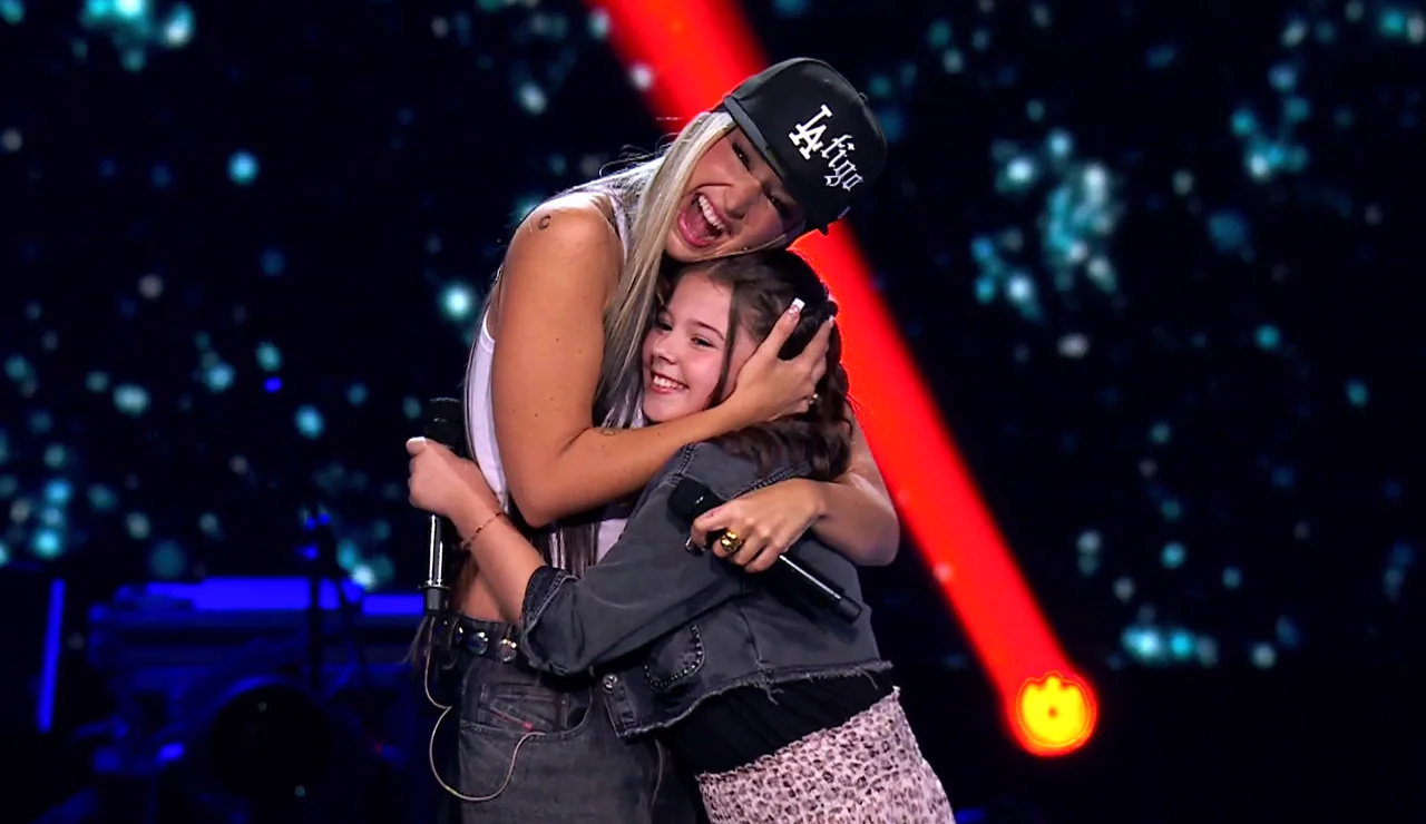Adriana vive su mejor momento cantando ‘La reina’ con Lola Índigo