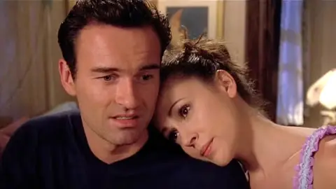 Julian McMahon y Alyssa Milano como Cole y Phoebe en Embrujadas Julian McMahon y Alyssa Milano como Cole y Phoebe en Embrujadas