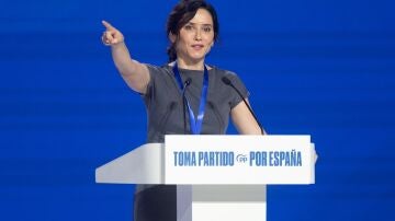 Ayuso dice que es el momento de Feijóo y pide a los españoles que cojan "su martillo" para derribar "el muro" de Sánchez
