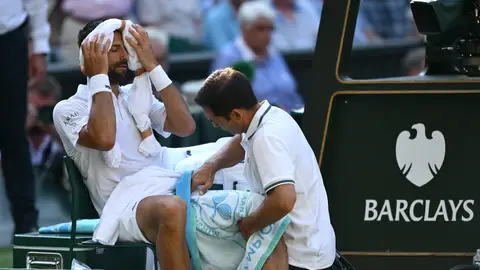 Novak Djokovic es atendido durante las semifinales de Wimbledon Novak Djokovic es atendido durante las semifinales de Wimbledon