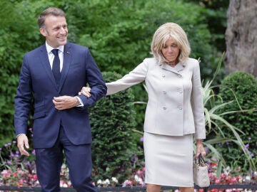 Emmanuel Macron y su esposa Brigitte Emmanuel Macron y su esposa Brigitte