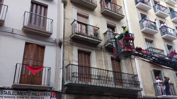 Herido un hombre al caerle encima la cornisa de un balcón en el sexto encierro de San Fermín