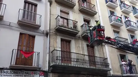 Herido un hombre al caerle encima la cornisa de un balcón en el sexto encierro de San Fermín Herido un hombre al caerle encima la cornisa de un balcón en el sexto encierro de San Fermín