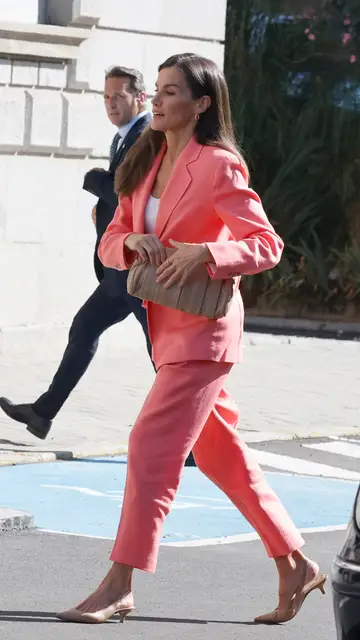 La Reina Letizia con su traje de Hugo Boss en color coral La Reina Letizia con su traje de Hugo Boss en color coral
