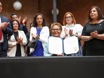 Alcaldesa de Los Ángeles muestra la orden para proteger a inmigrantes