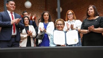 Alcaldesa de Los Ángeles muestra la orden para proteger a inmigrantes