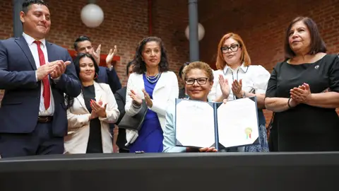 Alcaldesa de Los Ángeles muestra la orden para proteger a inmigrantes Alcaldesa de Los Ángeles muestra la orden para proteger a inmigrantes