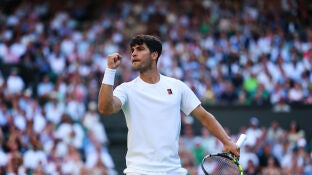 Carlos Alcaraz durante un partido en Wimbledon