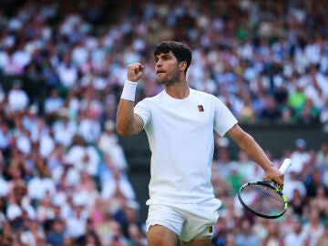 Carlos Alcaraz durante un partido en Wimbledon