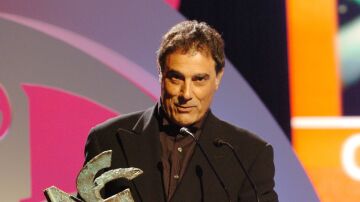 Toni Cruz recogiendo un premios Ondas