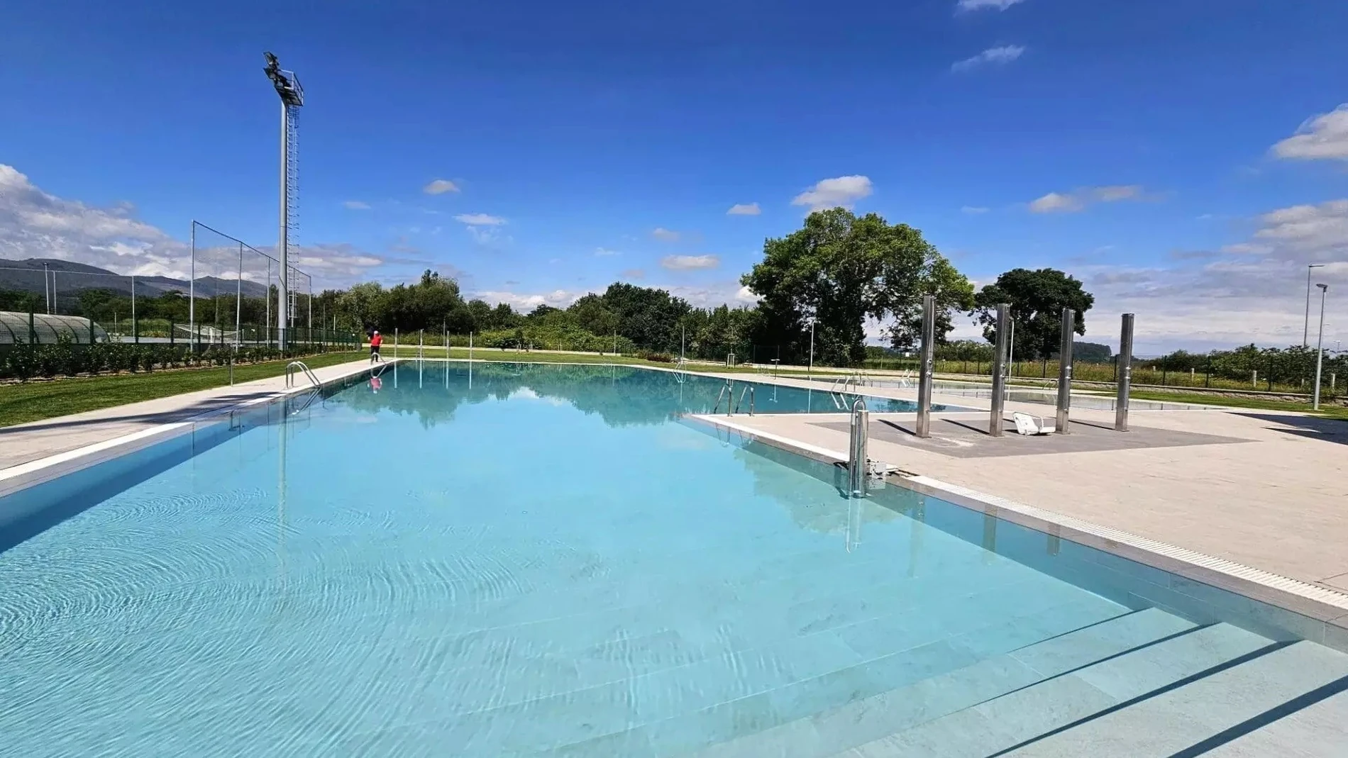 Torrelavega cierra la piscina grande de Tanos por excrementos en el agua Torrelavega cierra la piscina grande de Tanos por excrementos en el agua