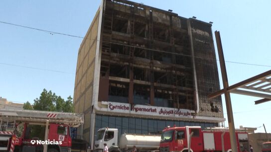 Impactantes im&aacute;genes: El incendio de un hipermercado en Irak deja al menos 63 muertos y 40 heridos