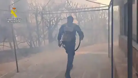 La Guardia Civil desaloja a los vecinos de las zonas afectadas La Guardia Civil desaloja a los vecinos de las zonas afectadas