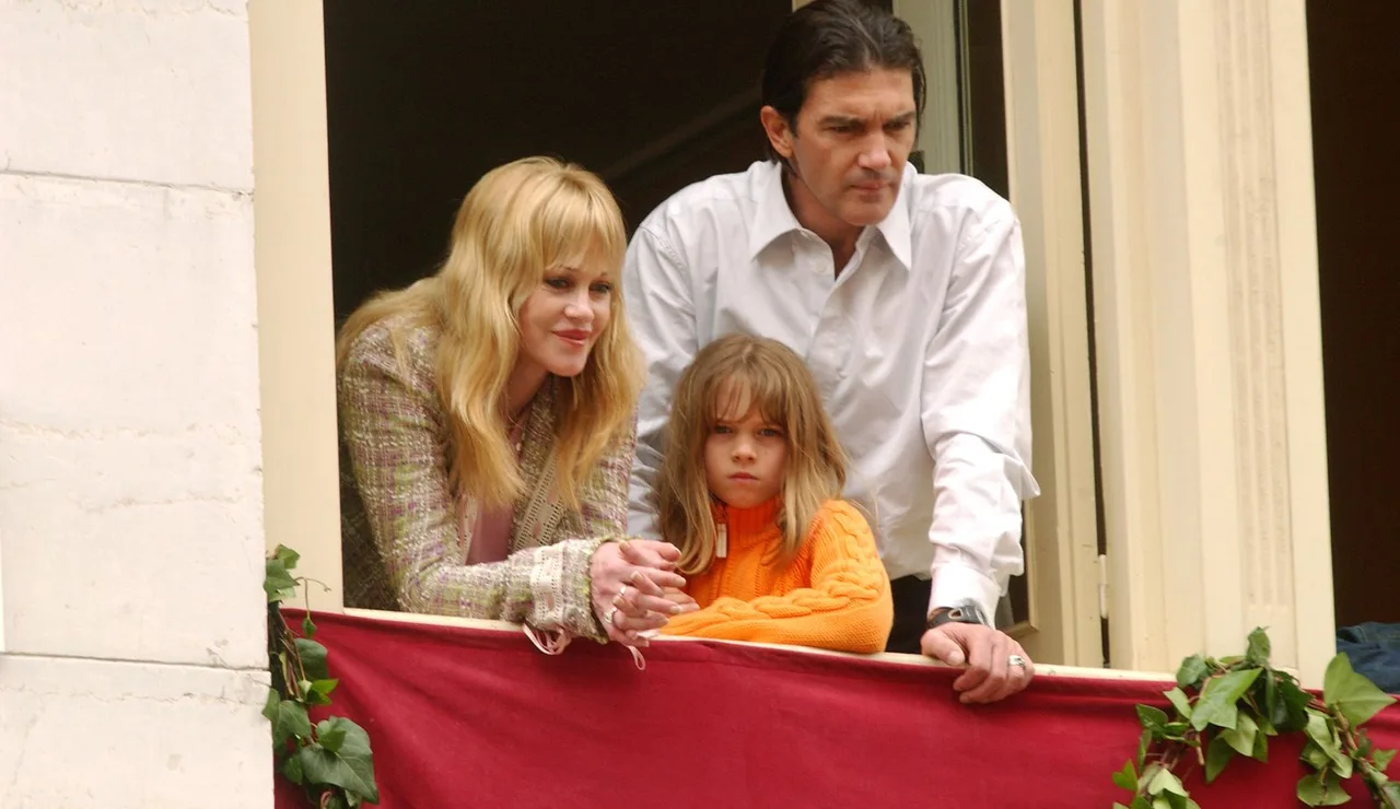 Stella del Carmen con Antonio Banderas y Melanie Griffith en 2005