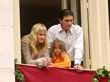Stella del Carmen con Antonio Banderas y Melanie Griffith en 2005 Stella del Carmen con Antonio Banderas y Melanie Griffith en 2005