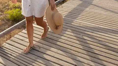 Mujer caminando con chanclas Mujer caminando con chanclas