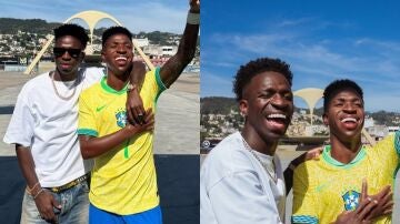Vinícius posa junto a su estatua de cera en el sambódromo de Río de Janeiro