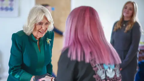 La reina Camila durante una visita en Belfast La reina Camila durante una visita en Belfast